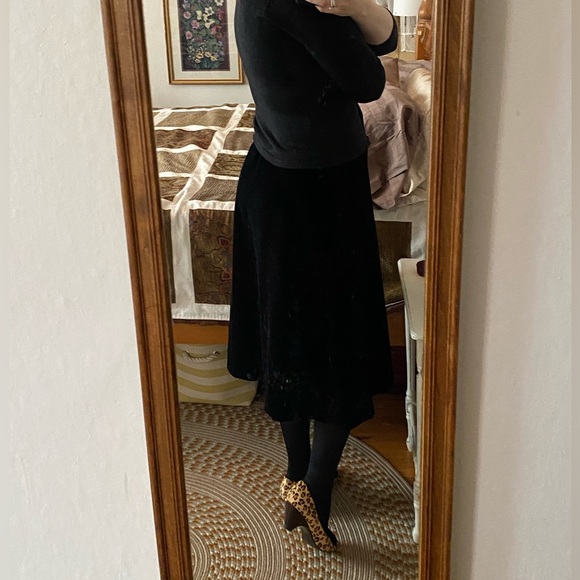 NWOT Handmade black crushed velvet fully lined a-line skirt. Size 8 to 10. - Picture 16 of 17